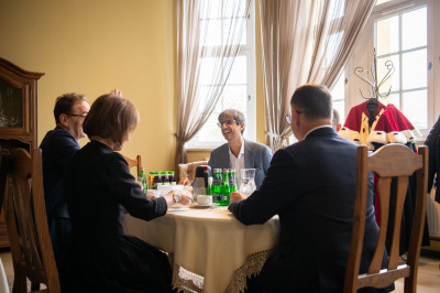 Oriol Marquet Sardà, Bernard Mendlik, Mirosława Szark-Eckardt i Jacek Maciejwski siedzą przy stole i rozmawiają
